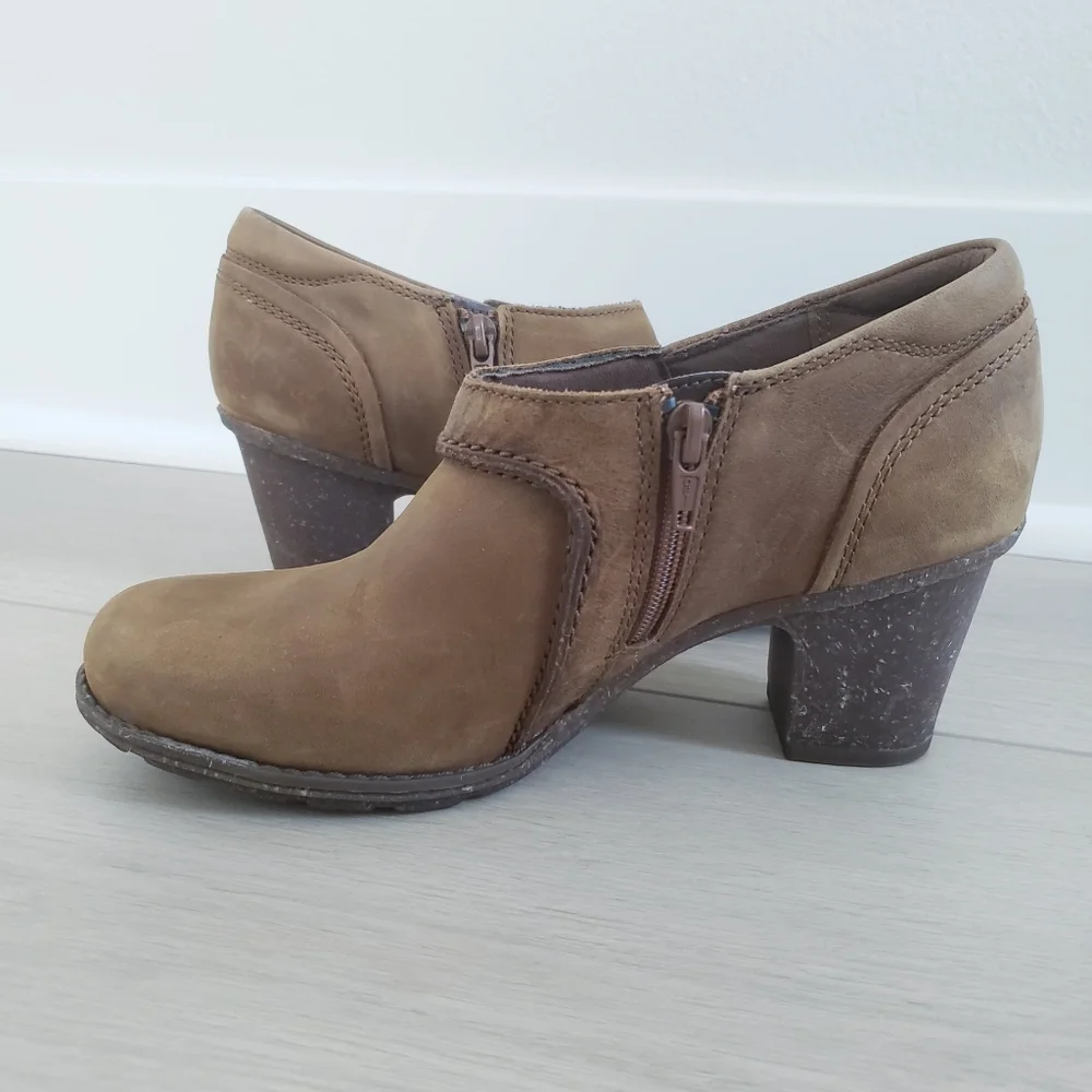 Clarks Sashlin Leather Heeled Bootie Tan Sz 7